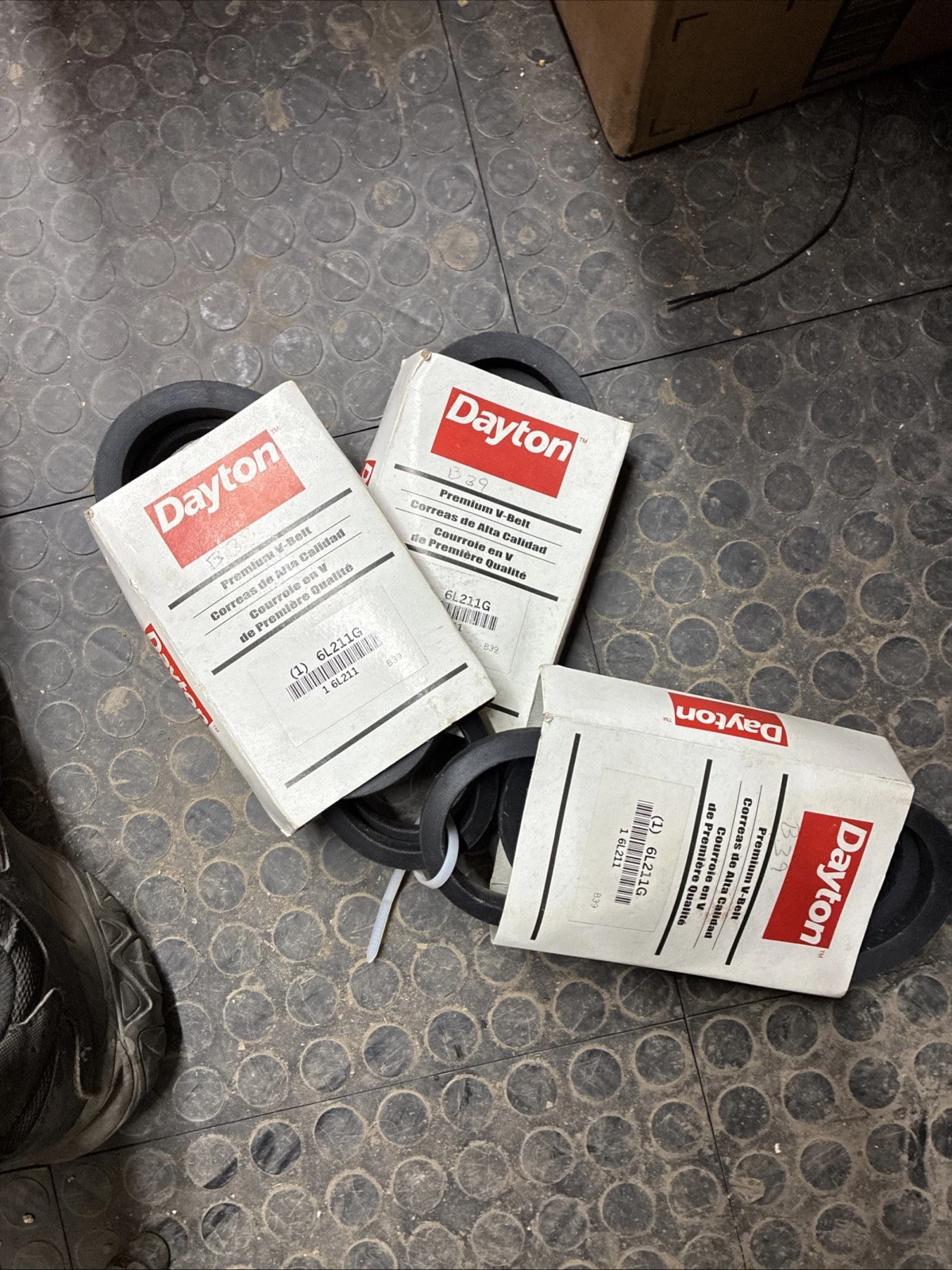 Dayton Premium V-belt 6L211G B39 (set of 3)